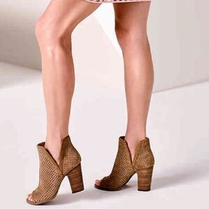 🌞 Lucky Brand perforated tan leather bootie open toe split ankle heel size 7